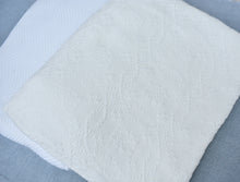 Load image into Gallery viewer, BLANKETS - HANDLOOM WOVEN SOFT KING