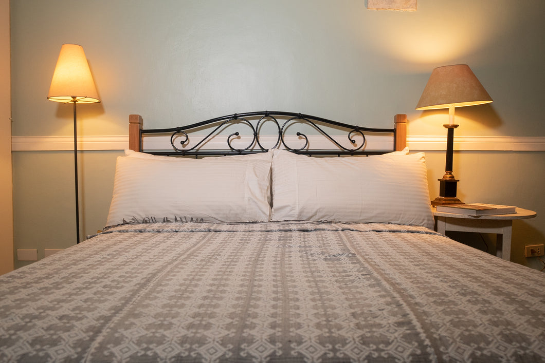 BEDCOVER  ANCHORS IN GRAY AND WHITE
