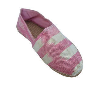CAELA| flats | ikat design