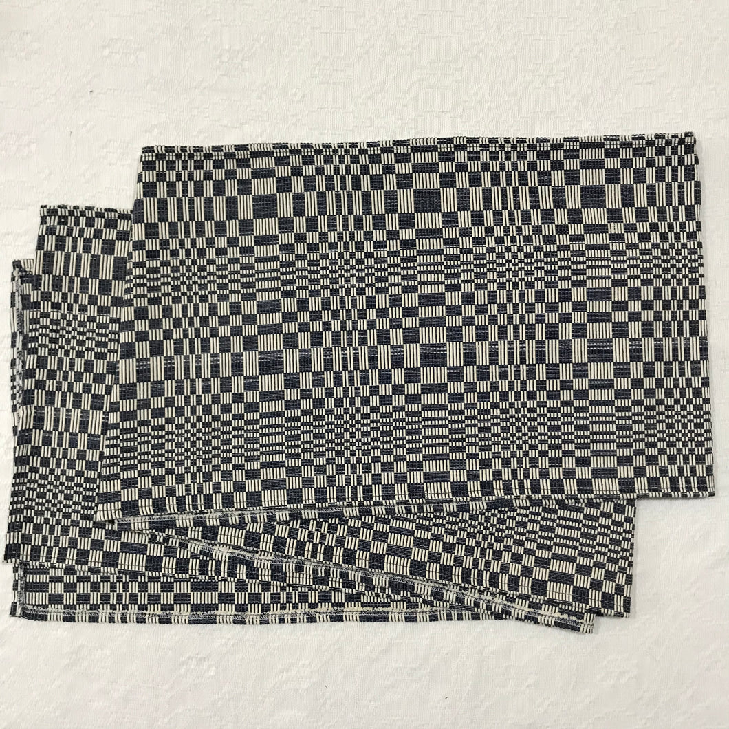 TABLE RUNNER/ PINILIAN | 3 YARDS
